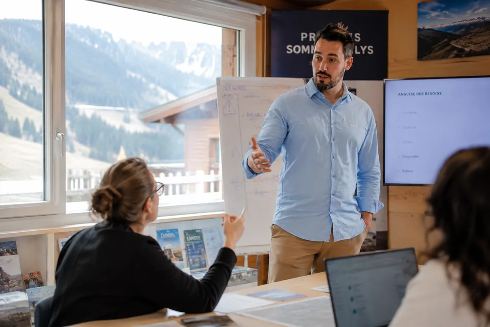 Une session de formation dans une salle réelle, devant un paperboard