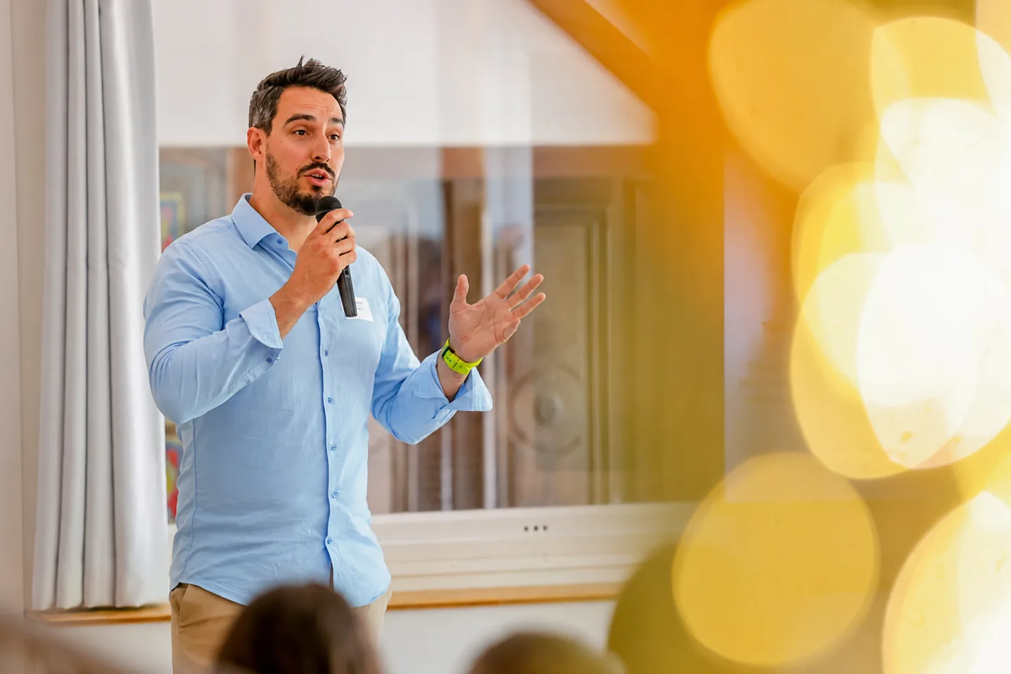 Jean-Jérôme Danton au micro devant une salle, soirée du Club France Montagnes